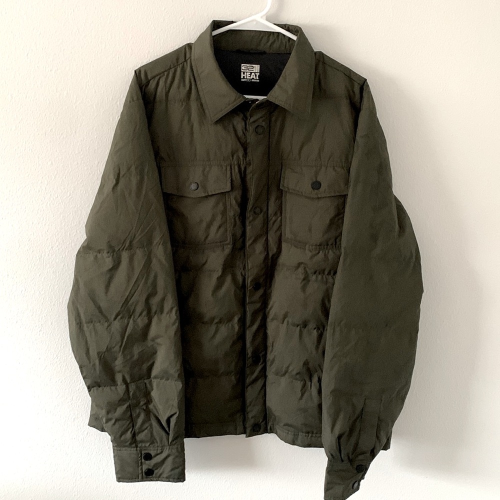 Mens lightweight puffer jacket in dark green. Size L